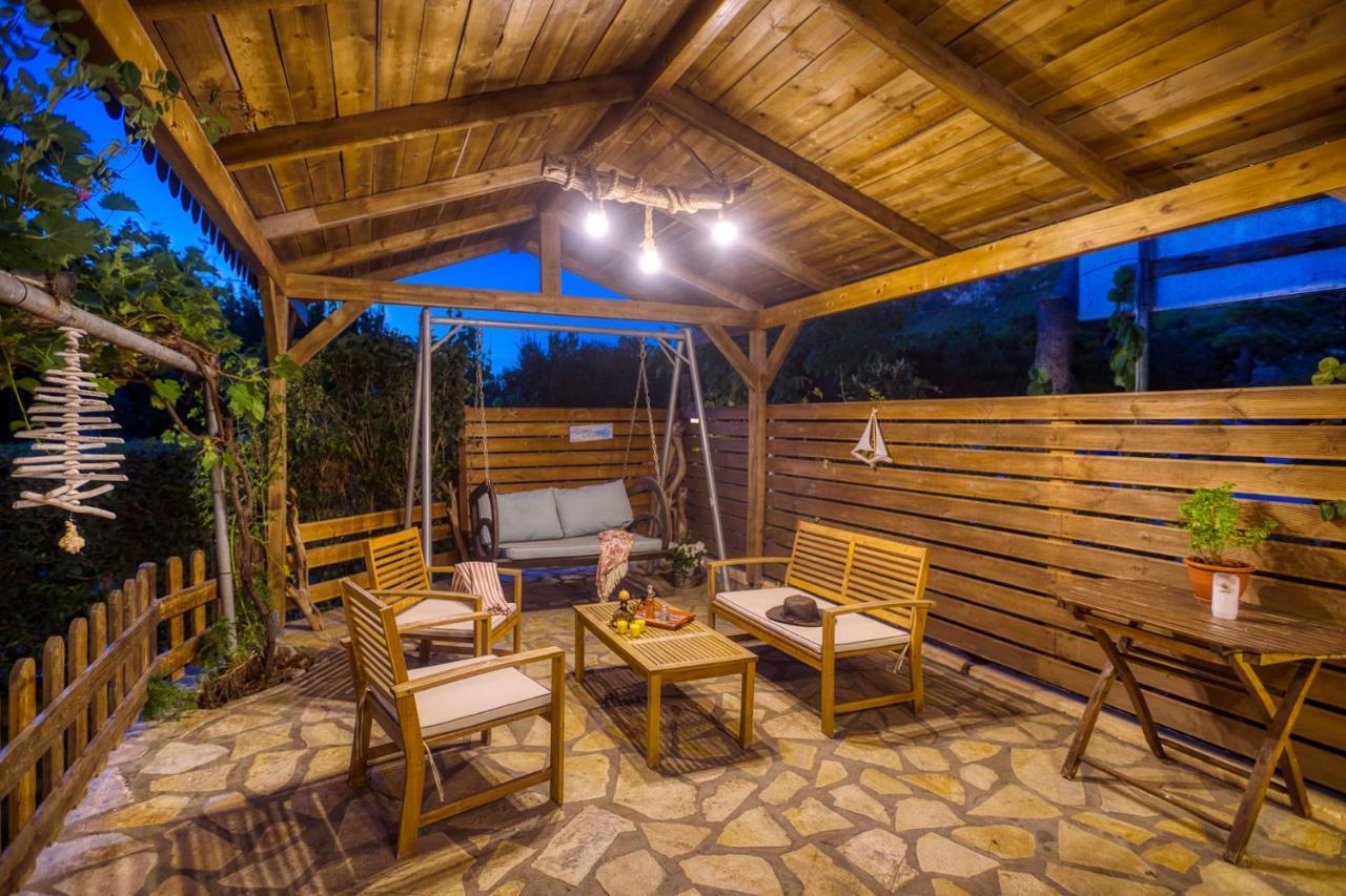 Christinas Apartments Ágios Matthaíos Екстериор снимка