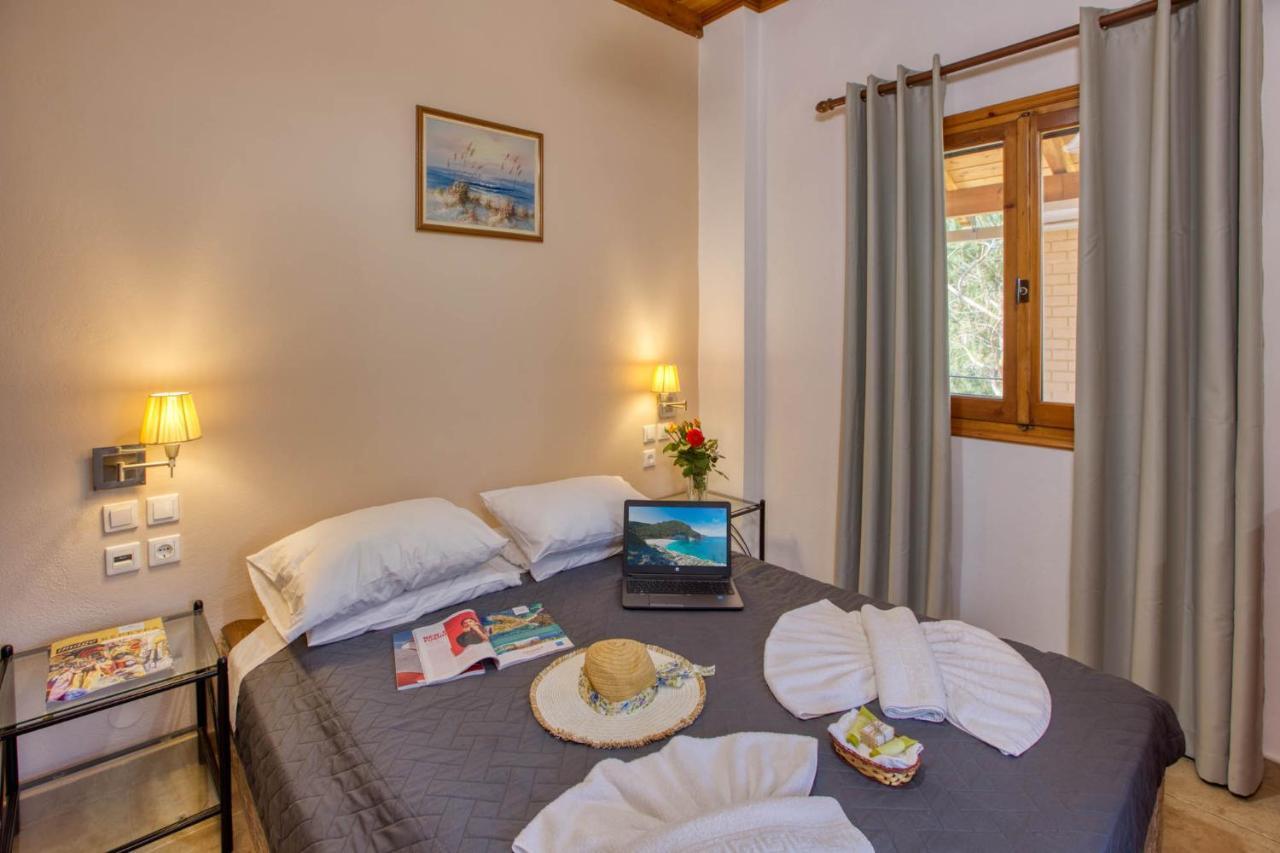 Christinas Apartments Ágios Matthaíos Екстериор снимка