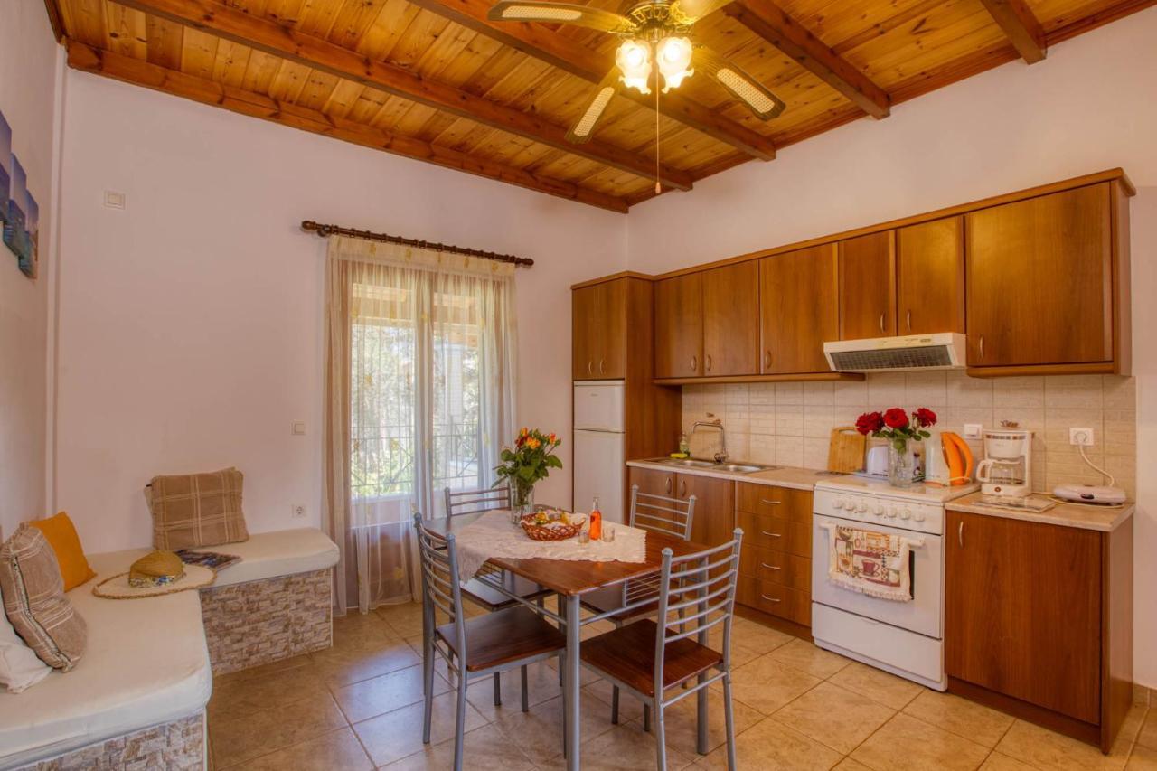 Christinas Apartments Ágios Matthaíos Екстериор снимка