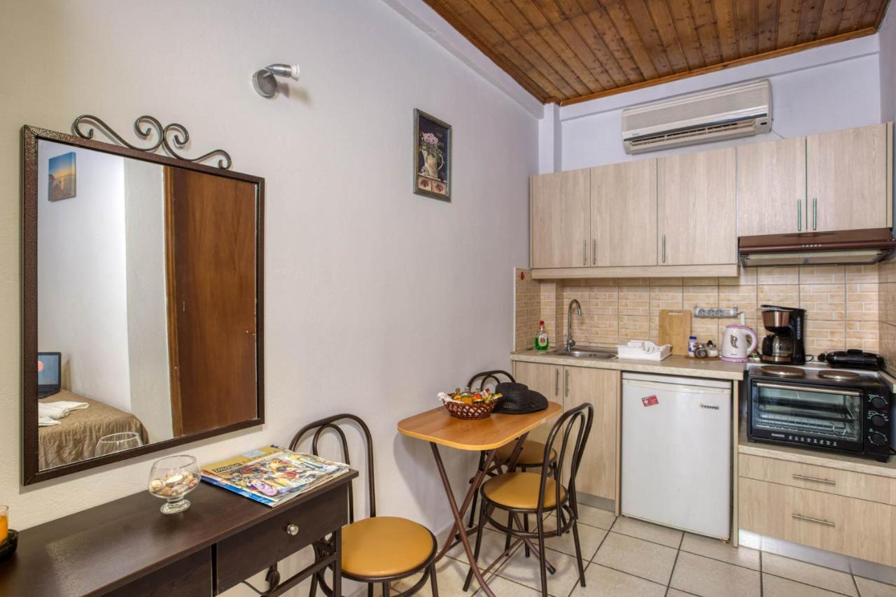 Christinas Apartments Ágios Matthaíos Екстериор снимка