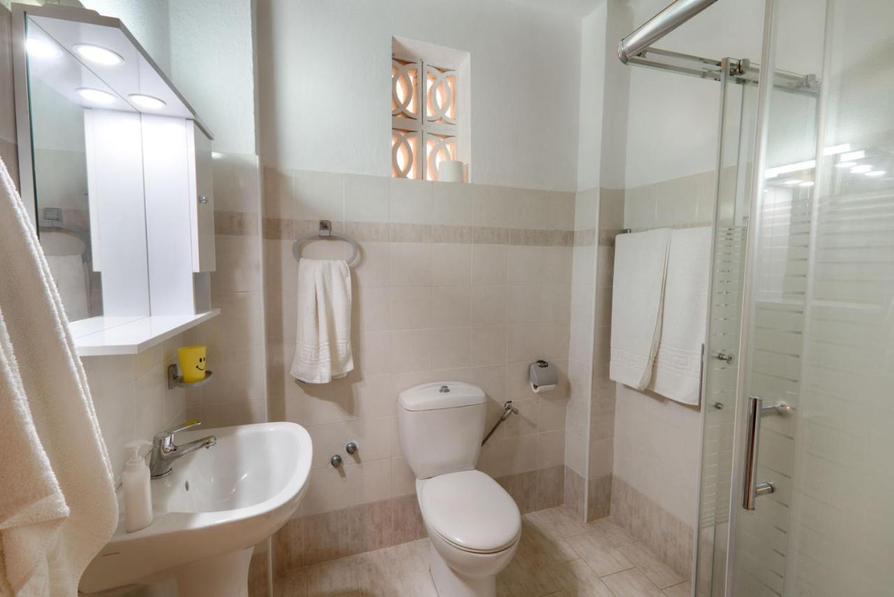Christinas Apartments Ágios Matthaíos Екстериор снимка