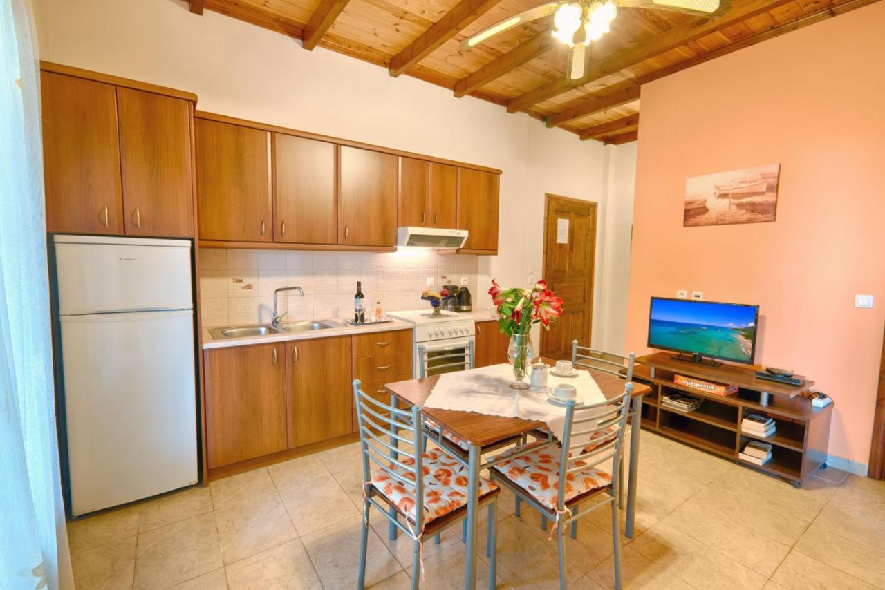 Christinas Apartments Ágios Matthaíos Екстериор снимка